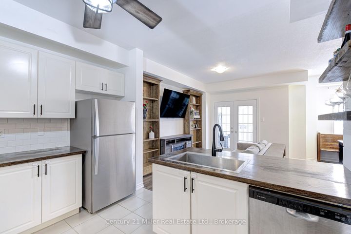 Photo 10 at 24 HUGILL Way, Waterdown, Hamilton