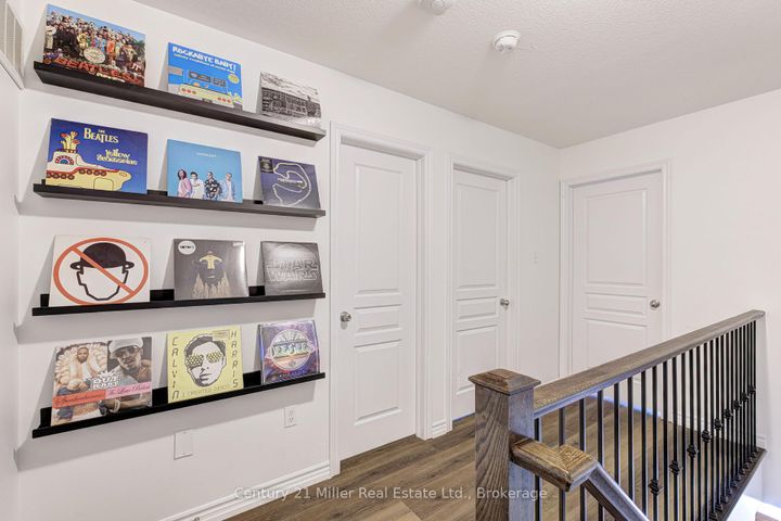 Photo 15 at 24 HUGILL Way, Waterdown, Hamilton