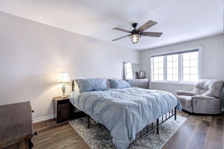 Photo 17 at 24 HUGILL Way, Waterdown, Hamilton