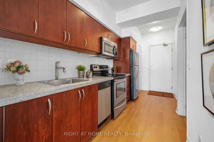 Photo 14 at 1003 - 2885 Bayview Avenue, Bayview Village, Toronto