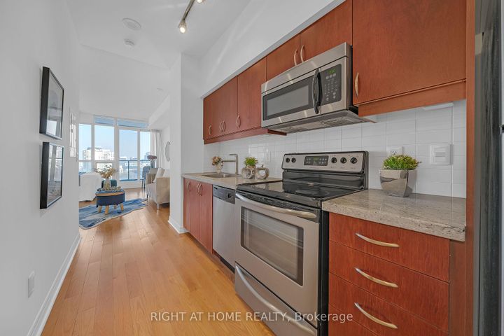 Photo 16 at 1003 - 2885 Bayview Avenue, Bayview Village, Toronto