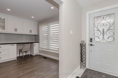 Photo 3 at 95 Fontainbleau Drive, Newtonbrook West, Toronto