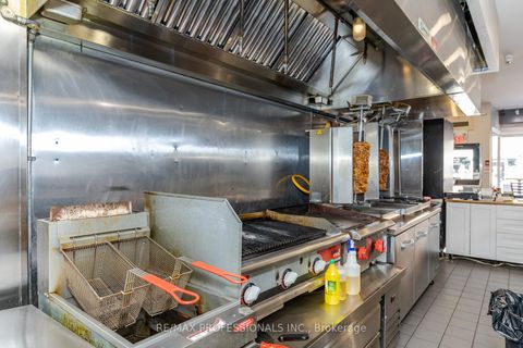 Photo 15 at 495 Bloor Street W, University, Toronto