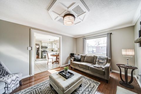 Photo 13 at 911 Ferndale Crescent, College Manor, Newmarket