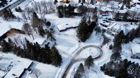 Photo 3 at 9 Kenlea Court, Aurora Heights, Aurora