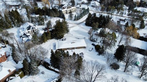 Photo 5 at 9 Kenlea Court, Aurora Heights, Aurora