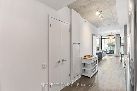 Photo 4 at 623 - 560 King Street W, Waterfront Communities C1, Toronto