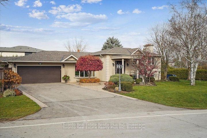 Photo 2 at 10 Sevilla Boulevard, Kleinburg, Vaughan