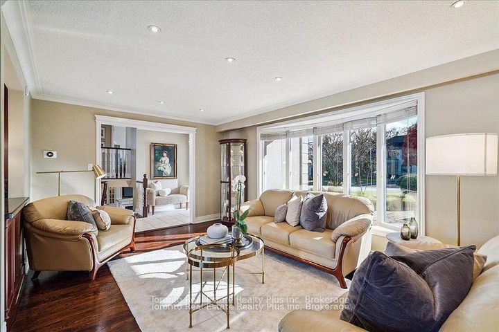 Photo 8 at 10 Sevilla Boulevard, Kleinburg, Vaughan