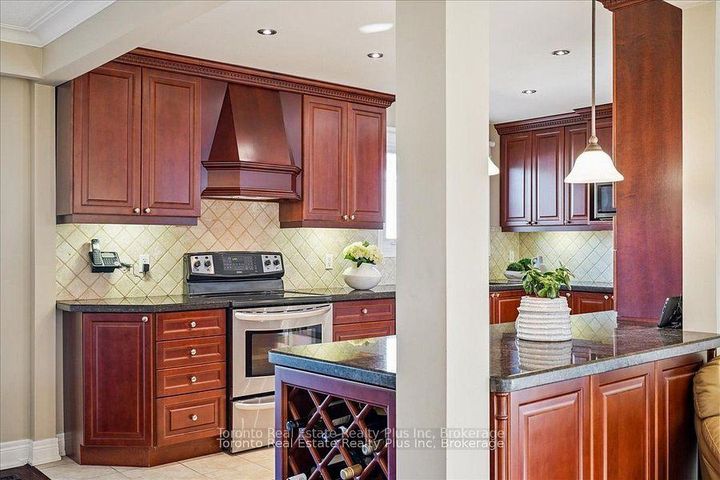 Photo 11 at 10 Sevilla Boulevard, Kleinburg, Vaughan