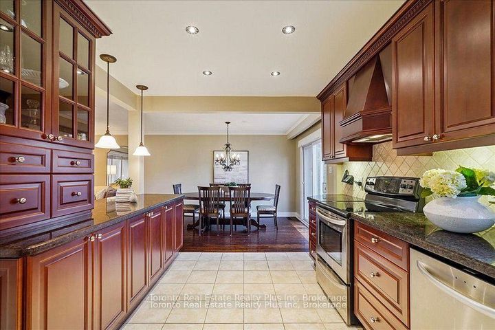 Photo 13 at 10 Sevilla Boulevard, Kleinburg, Vaughan