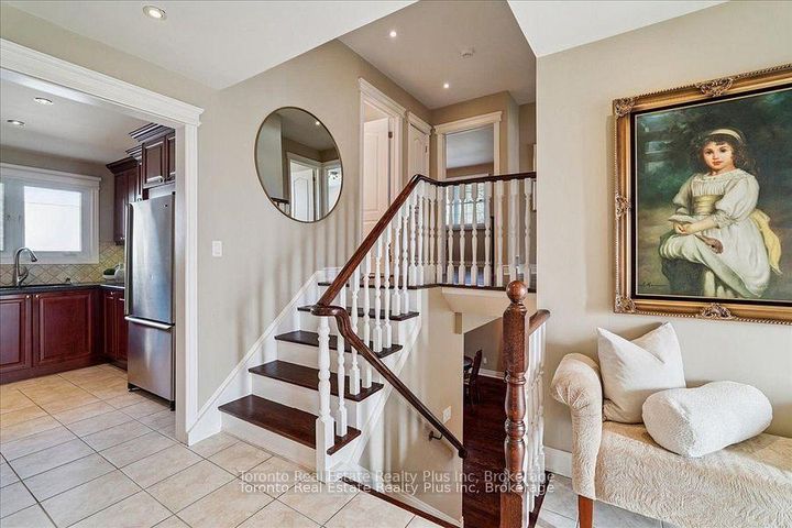 Photo 15 at 10 Sevilla Boulevard, Kleinburg, Vaughan