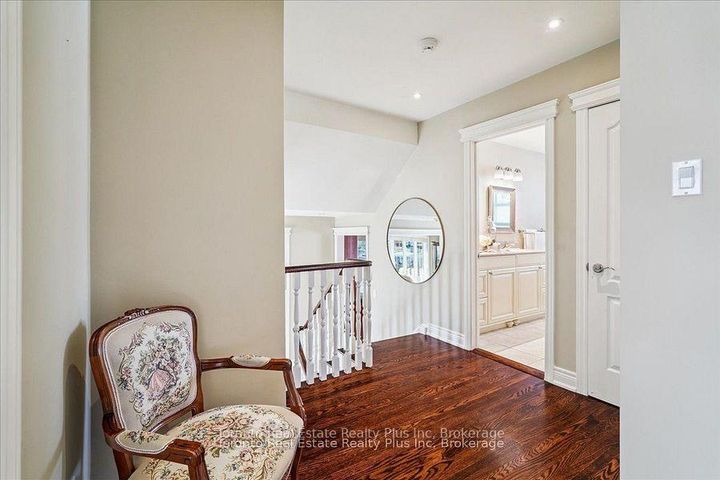 Photo 21 at 10 Sevilla Boulevard, Kleinburg, Vaughan