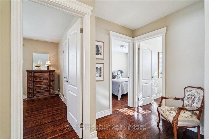 Photo 22 at 10 Sevilla Boulevard, Kleinburg, Vaughan