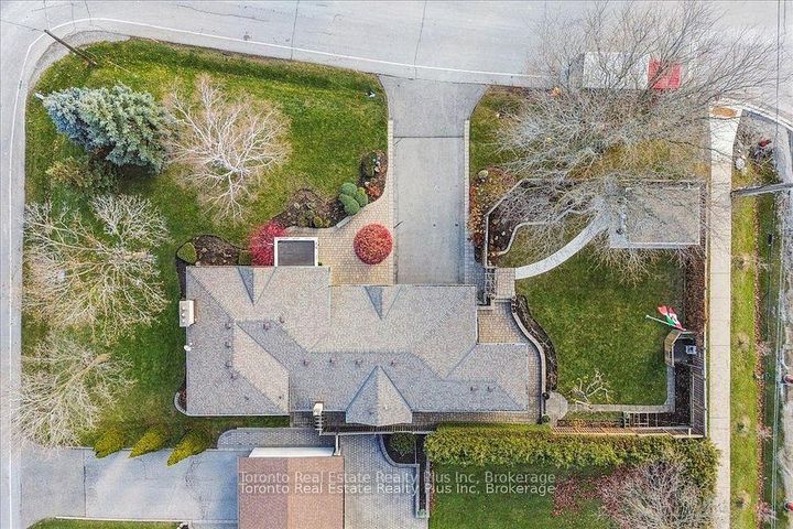 Photo 30 at 10 Sevilla Boulevard, Kleinburg, Vaughan