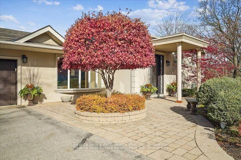 Photo 3 at 10 Sevilla Boulevard, Kleinburg, Vaughan