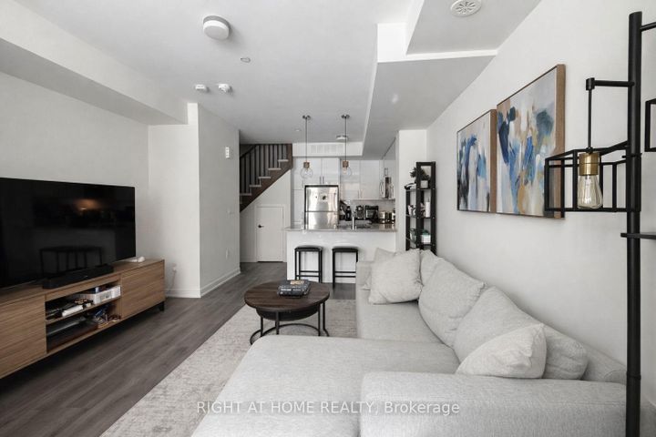 Photo 3 at 31 - 3409 Ridgeway Drive, Erin Mills, Mississauga