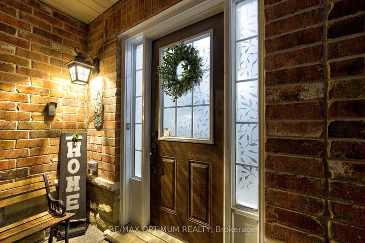 Photo 3 at 19 Teal Crest Circle, Credit Valley, Brampton