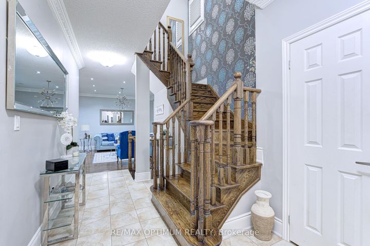 Photo 5 at 19 Teal Crest Circle, Credit Valley, Brampton