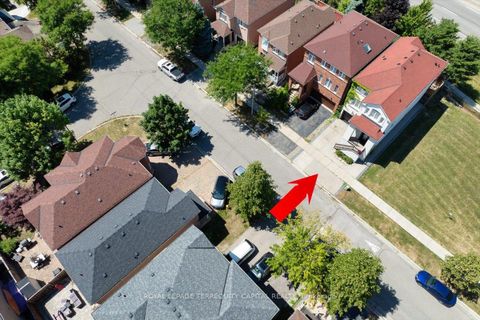 Photo 4 at 200 Yellowood Circle, Maple, Vaughan