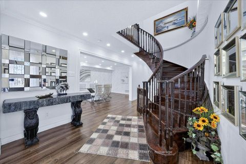 Photo 8 at 200 Yellowood Circle, Maple, Vaughan