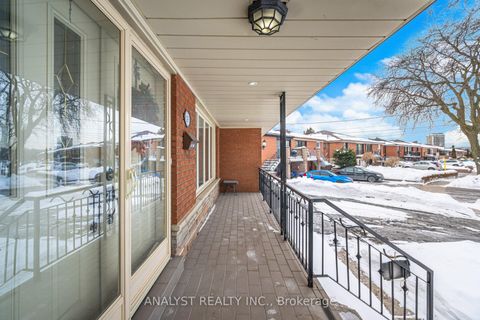Photo 3 at 15 Debby Court, Pelmo Park W4, Toronto