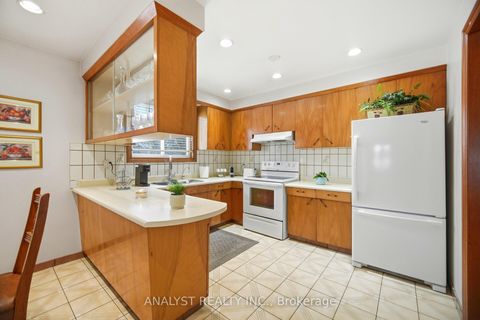 Photo 12 at 15 Debby Court, Pelmo Park W4, Toronto