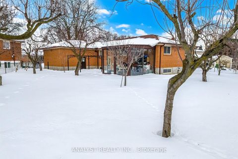 Photo 43 at 15 Debby Court, Pelmo Park W4, Toronto
