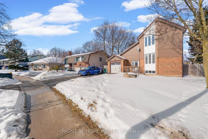Photo 4 at 7027 Estoril Road, Meadowvale, Mississauga