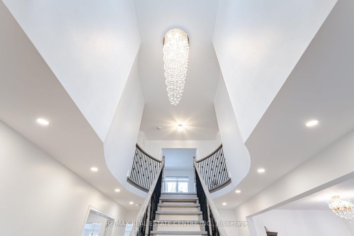 Photo 3 at 6150 Bankhead Court, East Credit, Mississauga