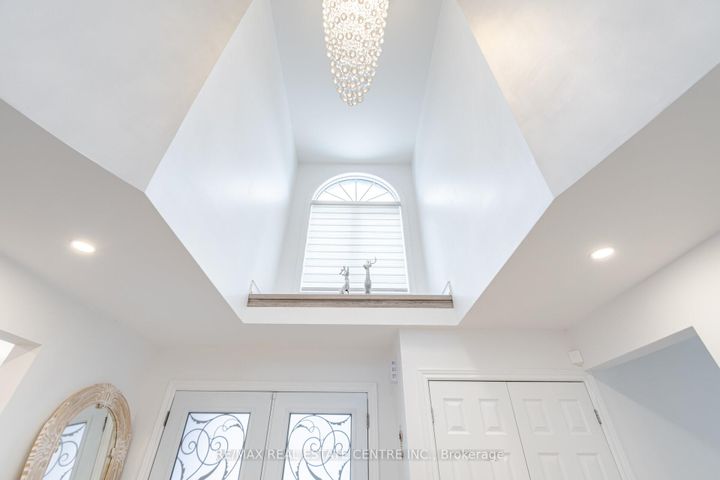 Photo 4 at 6150 Bankhead Court, East Credit, Mississauga