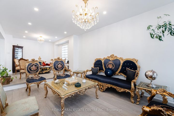 Photo 7 at 6150 Bankhead Court, East Credit, Mississauga