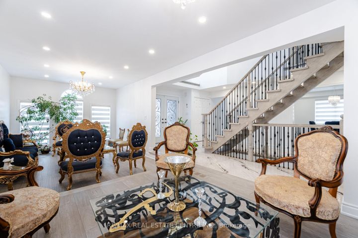 Photo 10 at 6150 Bankhead Court, East Credit, Mississauga