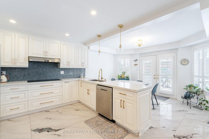 Photo 13 at 6150 Bankhead Court, East Credit, Mississauga