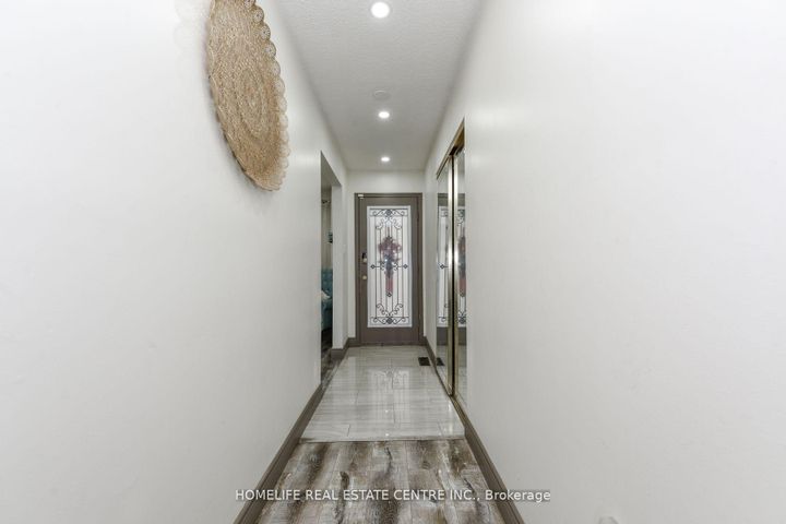 Photo 4 at 20 Oleander Crescent, Heart Lake East, Brampton