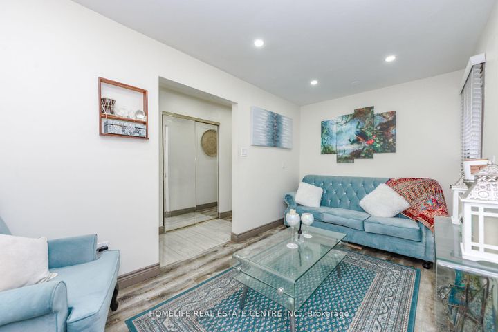 Photo 7 at 20 Oleander Crescent, Heart Lake East, Brampton