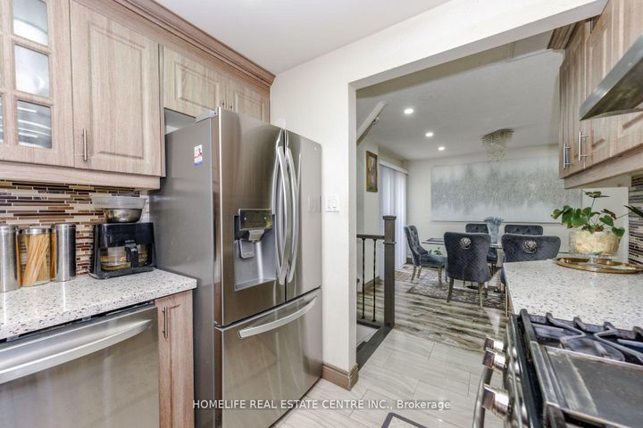 Photo 10 at 20 Oleander Crescent, Heart Lake East, Brampton