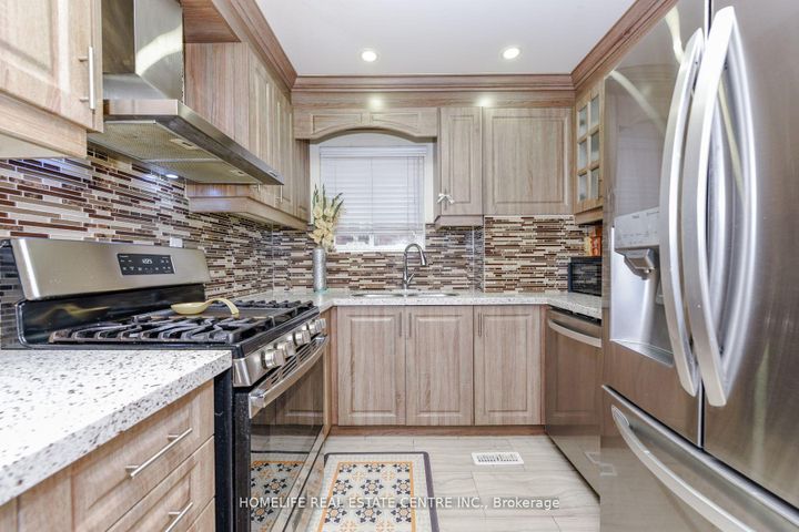 Photo 12 at 20 Oleander Crescent, Heart Lake East, Brampton