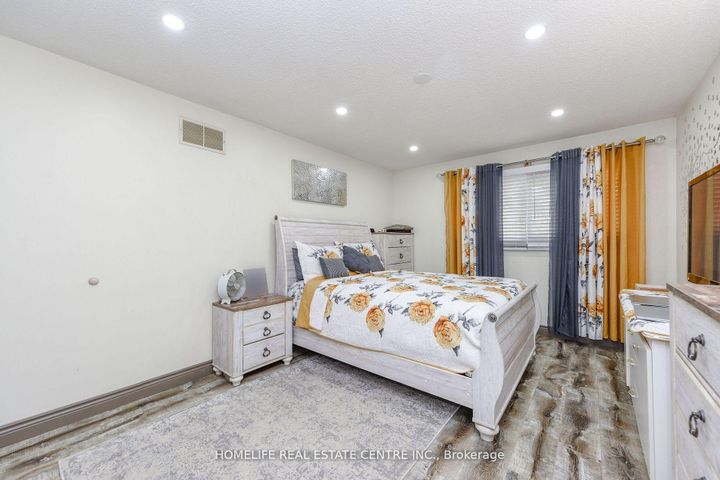 Photo 23 at 20 Oleander Crescent, Heart Lake East, Brampton