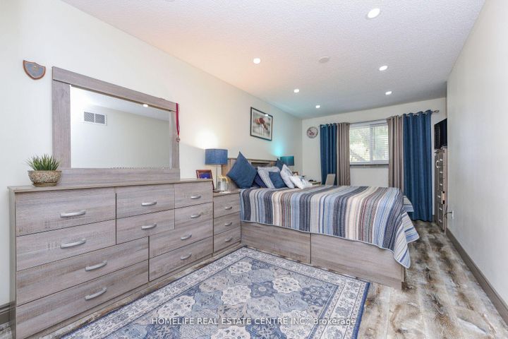 Photo 28 at 20 Oleander Crescent, Heart Lake East, Brampton