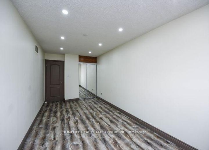 Photo 40 at 20 Oleander Crescent, Heart Lake East, Brampton