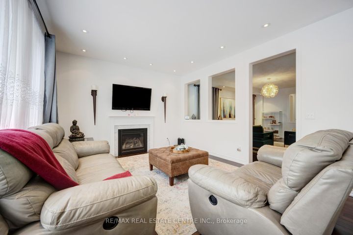 Photo 11 at 19 Mediterranean Crescent, Bram West, Brampton