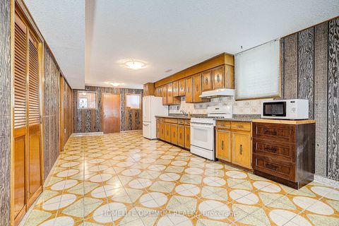 Photo 13 at 58 Hazelnut Crescent N, Pleasant View, Toronto