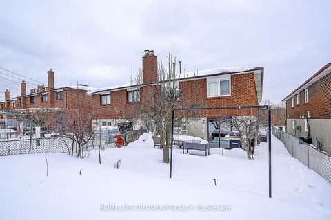 Photo 18 at 58 Hazelnut Crescent N, Pleasant View, Toronto