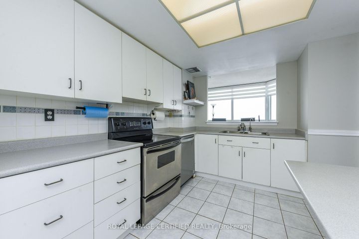 Photo 9 at 2807 - 8 Lisa Street, Queen Street Corridor, Brampton