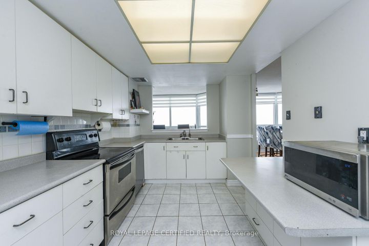 Photo 11 at 2807 - 8 Lisa Street, Queen Street Corridor, Brampton