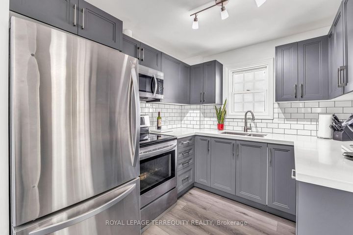 Photo 7 at 5 Acorn Avenue, City Centre West, Toronto