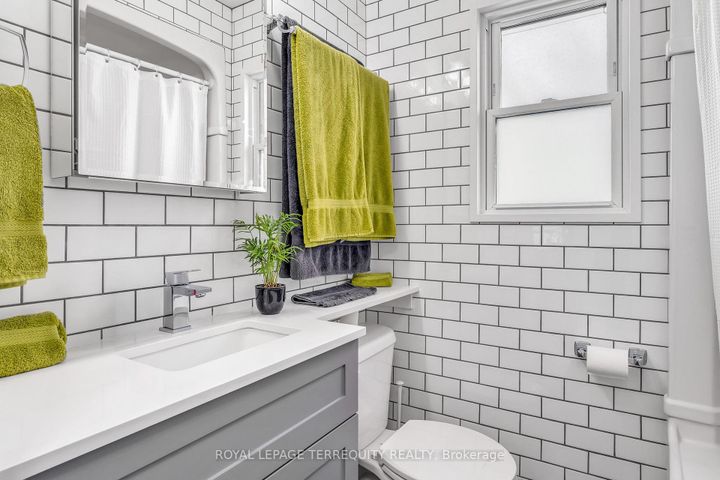 Photo 9 at 5 Acorn Avenue, City Centre West, Toronto