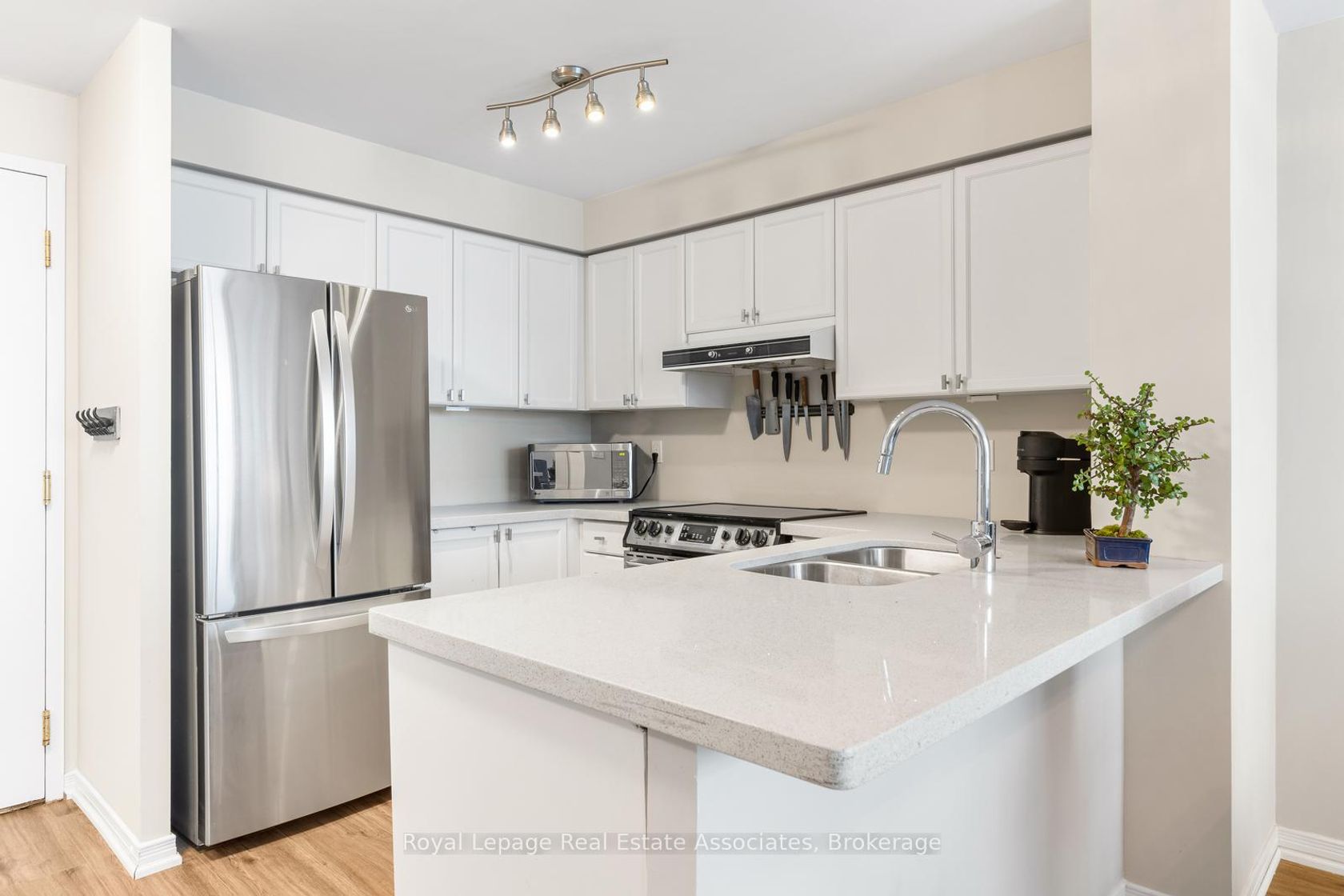 PH7 - 2565 Erin Centre Boulevard, Central Erin Mills, Mississauga by Loree Meneguzzi Real Estate PH7 - 2565 Erin Centre Boulevard, Central Erin Mills, Mississauga