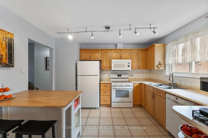 Photo 6 at 14 Lee Avenue, Bradford, Bradford West Gwillimbury